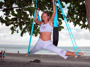 Yoga swing exercise - split